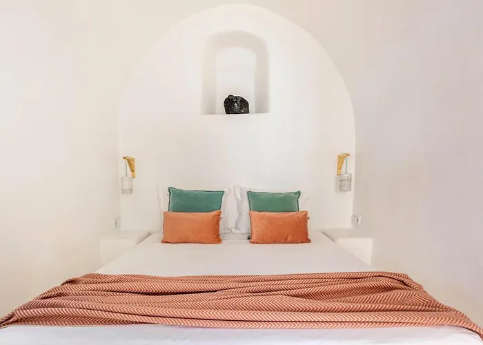 Vima Santorini, Traditional Luxury * Emporio (Santorini)