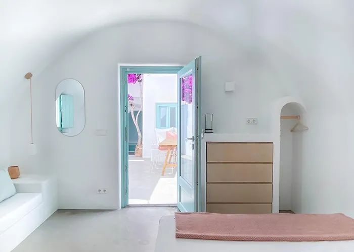 Vima Santorini, Traditional Luxury Emporio (Santorini)